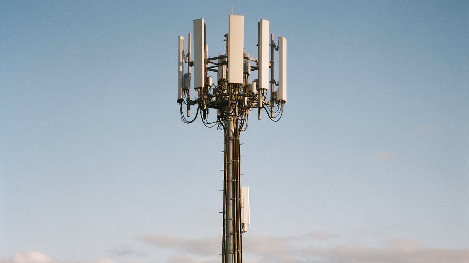 Verizon (VZ): Adds 406,000 phone customers in Q3 and raises 2026 forecast for a third time